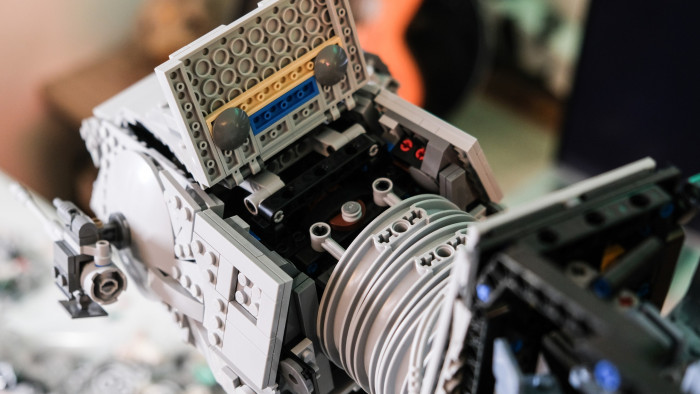 &Uuml;ber mehrere Pins wird der Kopf am Hals befestigt. (Bild: Oliver Nickel/Golem.de)